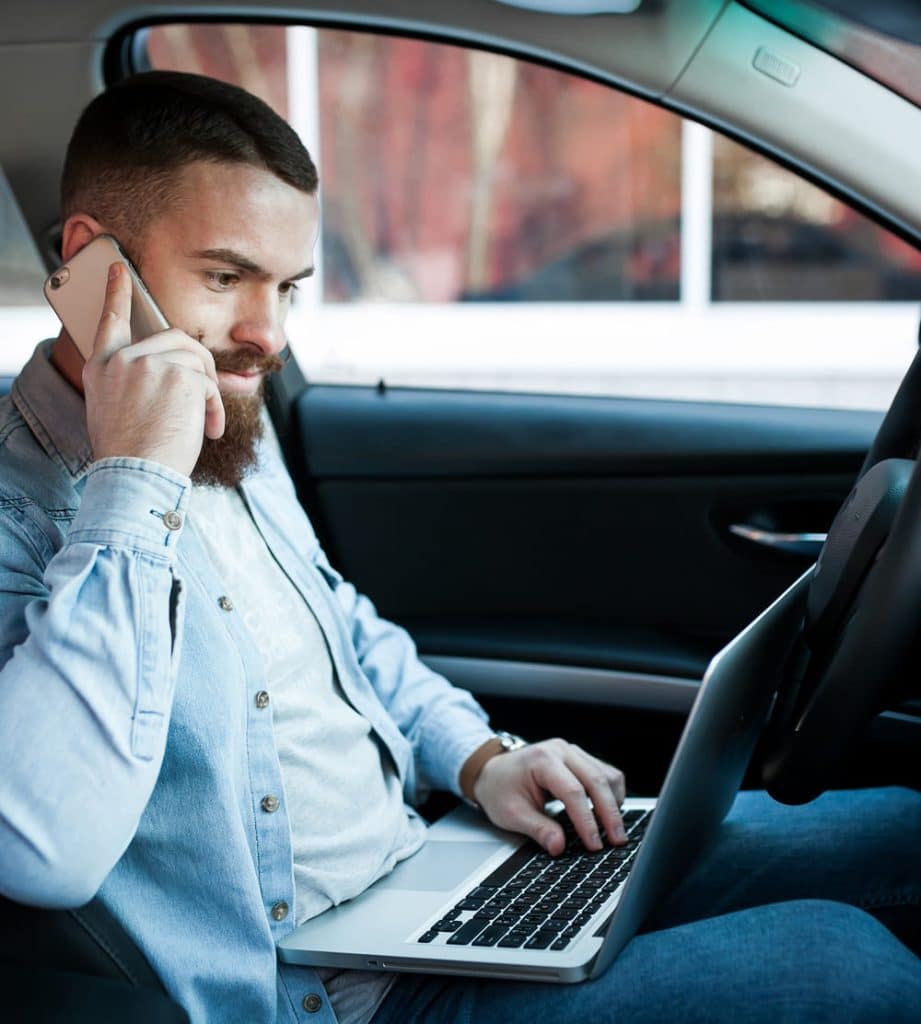 homme voiture pc